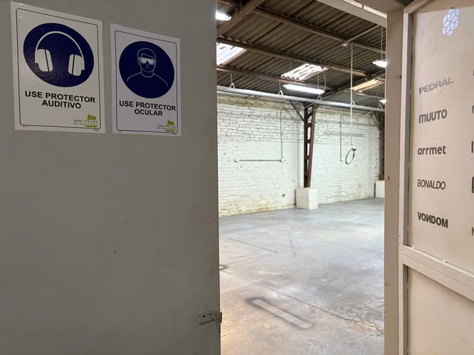 Galpón/ 900m2/ 6 Oficinas/ Bodegas Metro Santa Isabel