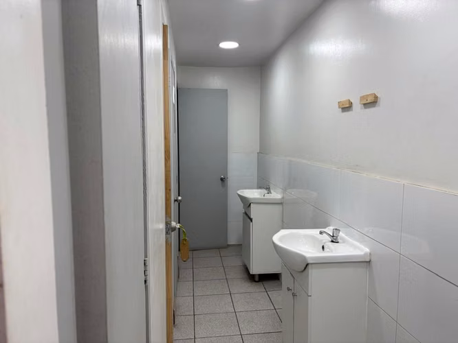 Galpón/ 900m2/ 6 Oficinas/ Bodegas Metro Santa Isabel