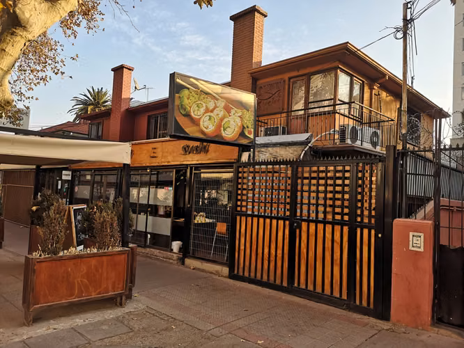 LIQUIDAMOS EXCELENTE PROPIEDAD COMERCIAL AL LADO PLAZA ÑUÑOA PATENTE DE ALCOHOL Y RESOLUCION SANITARIA