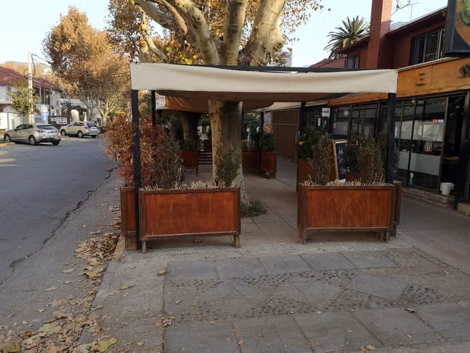 LIQUIDAMOS EXCELENTE PROPIEDAD COMERCIAL AL LADO PLAZA ÑUÑOA PATENTE DE ALCOHOL Y RESOLUCION SANITARIA