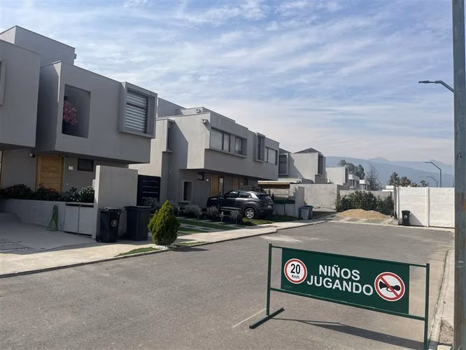 Casa en venta de 3 dorm. en Colina. Townhouse Brisas Norte