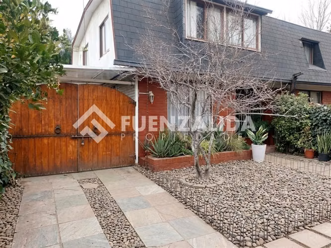 Casa en venta de 3 dorm. 2 baños. en Peñalolén UF 5.100.-
