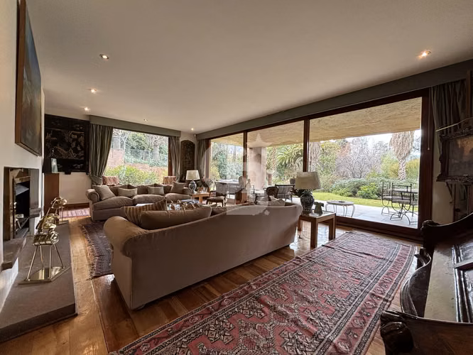 Exclusiva Casa en Vitacura con Gran vista y Jardín - Imagen 4