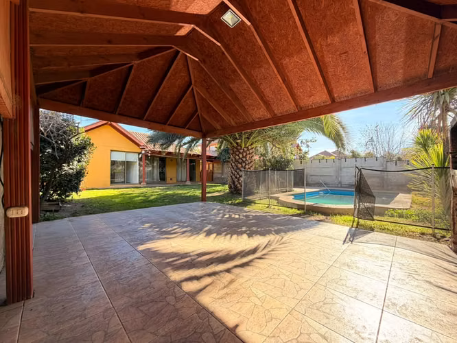 ARRIENDO CASA AYRES 4 DORMITORIOS 3 BAÑOS EN CONDOMINIO