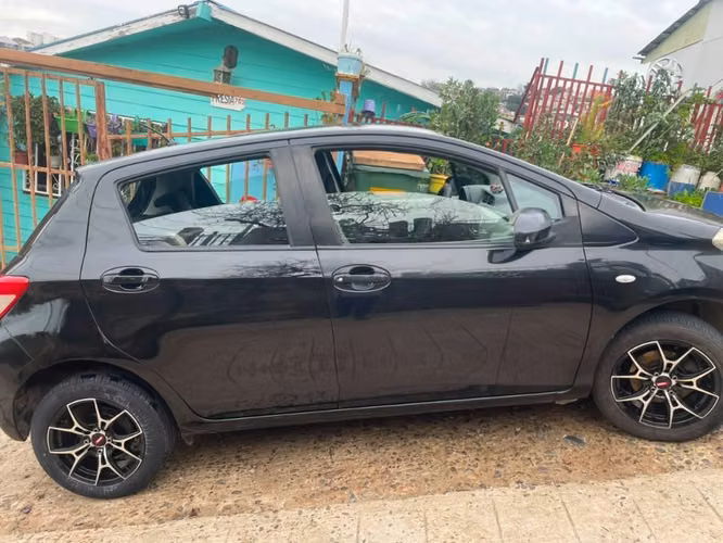 Toyota Yaris Sport 2013