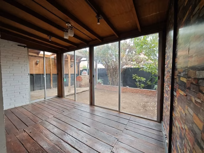 CASA Casa con frente a Av San Carlos, Uso Comercial y Habitacional , 1 Local
