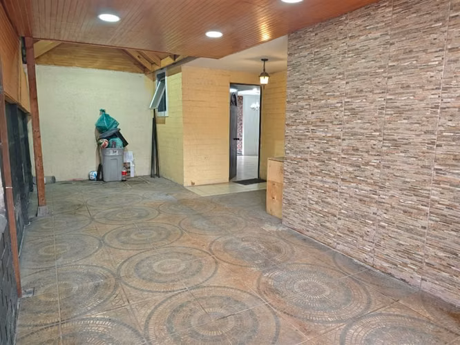 CASA Casa con frente a Av San Carlos, Uso Comercial y Habitacional , 1 Local
