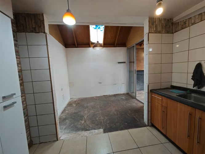 CASA Casa con frente a Av San Carlos, Uso Comercial y Habitacional , 1 Local
