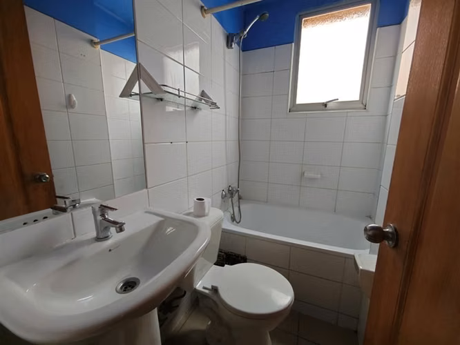 CASA Casa con frente a Av San Carlos, Uso Comercial y Habitacional , 1 Local