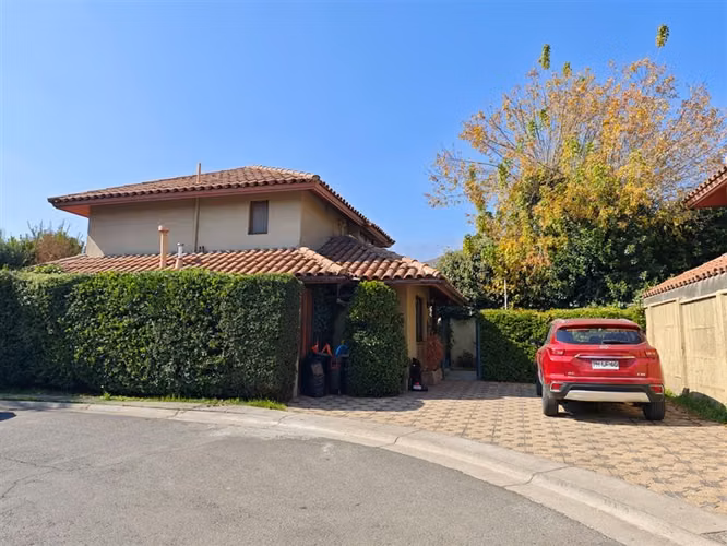 CASA Gran casa en condominio cerrado, 5 dorm, 4 baños, Mall Quilin, Peñalolén