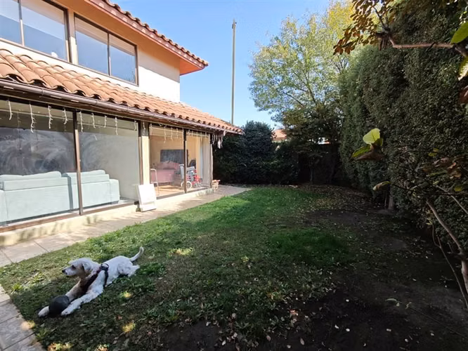 CASA Gran casa en condominio cerrado, 5 dorm, 4 baños, Mall Quilin, Peñalolén