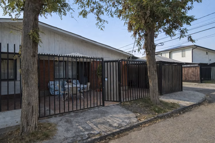 CASA ESQUINA EN  VILLA CERRADA