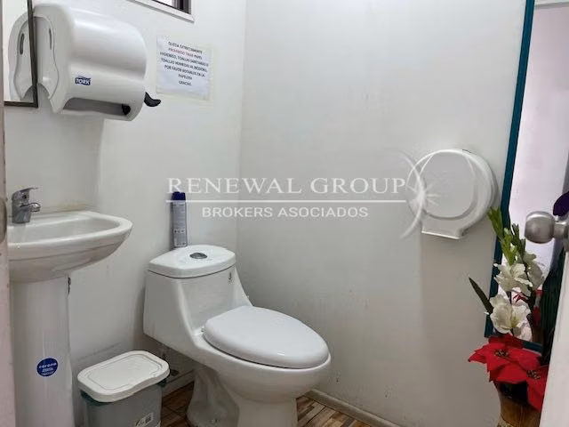 Amplio local comercial con excelente ubicacio (122702)