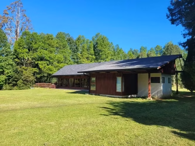 CASA DE 280 M2 EN TERRENO DE 9700 M2 CON PISCINA VALDIVIA