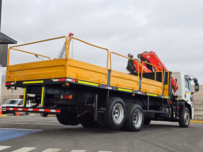 Camión Pluma Marca Ford modelo cargo 2429