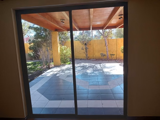 SE VENDE O ARRIENDA CASA SIN MUEBLES EN COND LOS LIRIOS