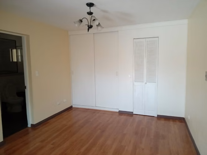 SE VENDE O ARRIENDA CASA SIN MUEBLES EN COND LOS LIRIOS
