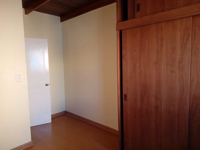 SE VENDE O ARRIENDA CASA SIN MUEBLES EN COND LOS LIRIOS