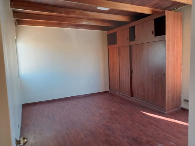 SE VENDE O ARRIENDA CASA SIN MUEBLES EN COND LOS LIRIOS