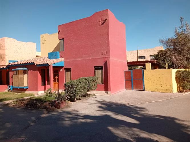 SE VENDE O ARRIENDA CASA SIN MUEBLES EN COND LOS LIRIOS