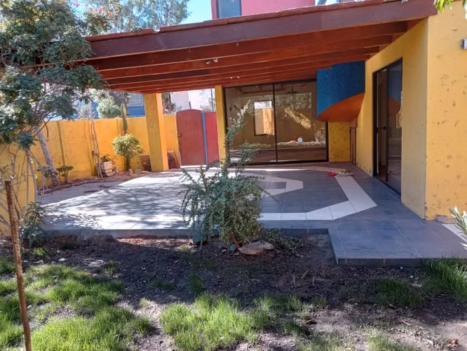 SE VENDE O ARRIENDA CASA SIN MUEBLES EN COND LOS LIRIOS