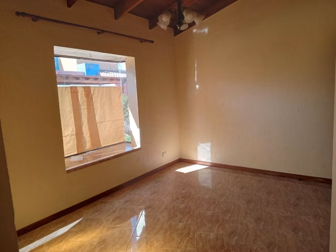SE VENDE O ARRIENDA CASA SIN MUEBLES EN COND LOS LIRIOS