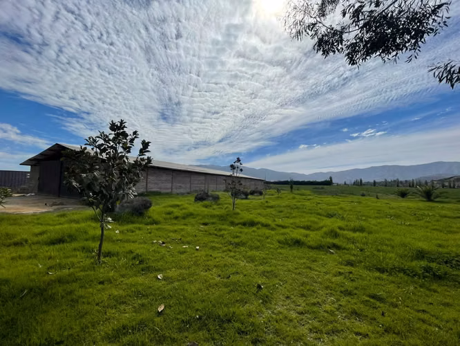 Campo con derechos de agua y tranque