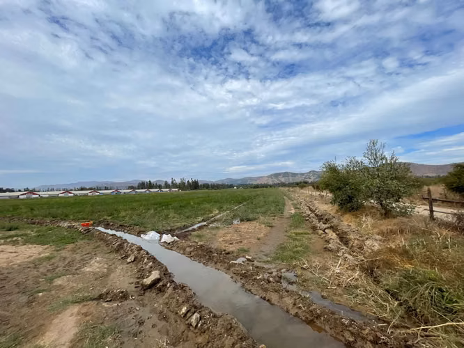 Campo con derechos de agua y tranque