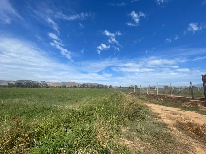 Campo con derechos de agua y tranque
