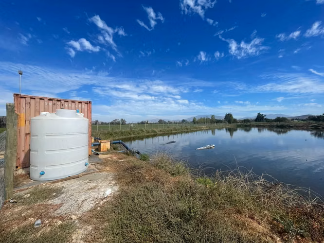 Campo con derechos de agua y tranque