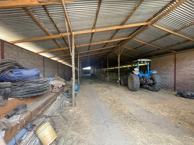 Campo con derechos de agua y tranque