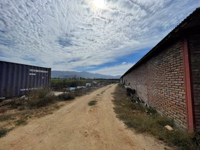 Campo con derechos de agua y tranque