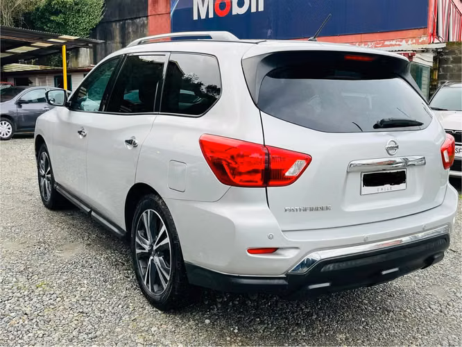 Nissan Pathfinder 2018 solo 54.000 km