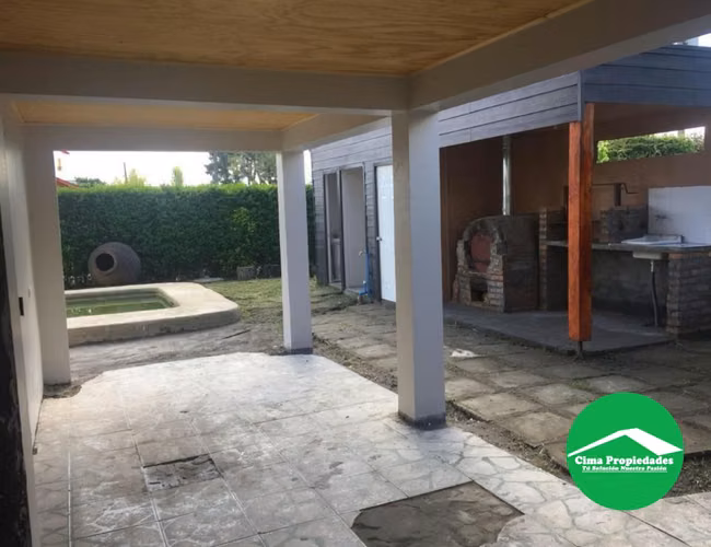 Venta Casa en Quillón: 4 Dormitorios, Amplio Terreno y Piscina