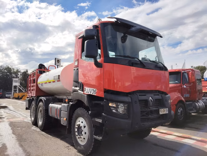 Camion Renault modelo K460 GRUA HIDROLAVADOR