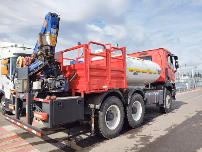 Camion Renault modelo K460 GRUA HIDROLAVADOR