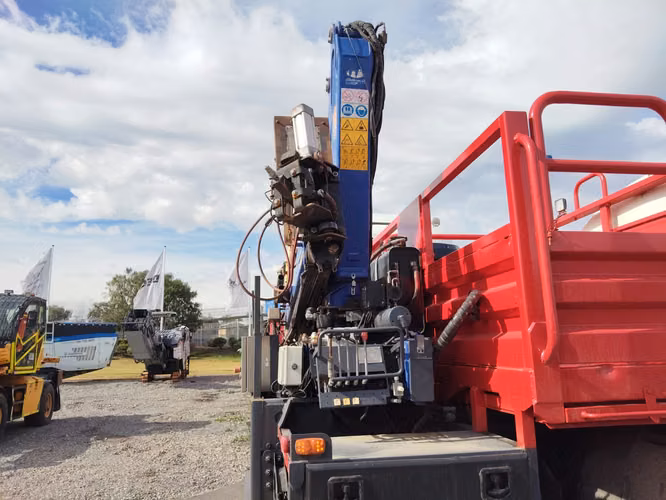Camion Renault modelo K460 GRUA HIDROLAVADOR