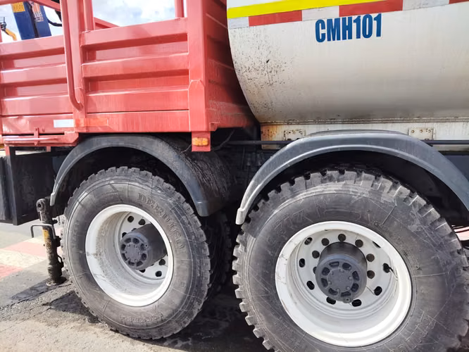 Camion Renault modelo K460 GRUA HIDROLAVADOR