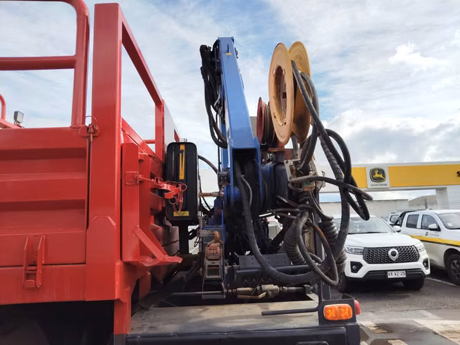 Camion Renault modelo K460 GRUA HIDROLAVADOR