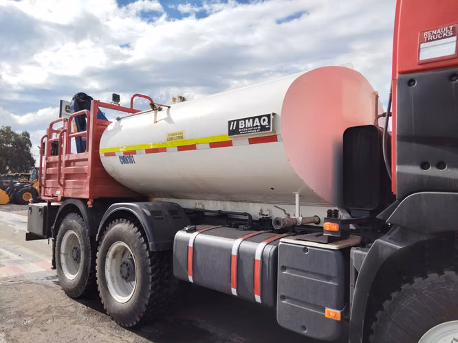 Camion Renault modelo K460 GRUA HIDROLAVADOR