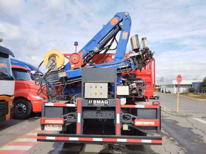 Camion Renault modelo K460 GRUA HIDROLAVADOR