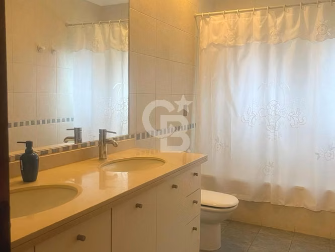 Venta Valle Escondido casa de gran categoría con vista CBG