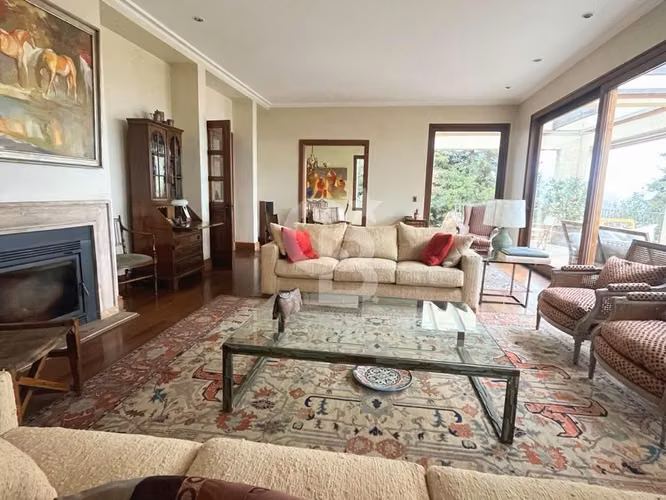 Venta Valle Escondido casa de gran categoría con vista CBG