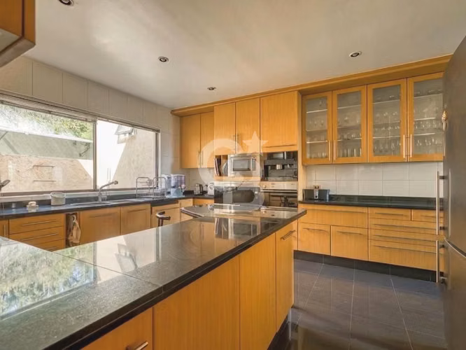 Venta Valle Escondido casa de gran categoría con vista CBG