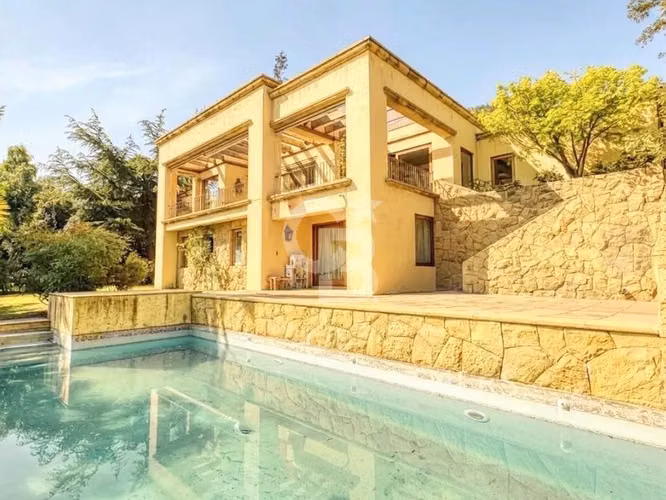 Venta Valle Escondido casa de gran categoría con vista CBG