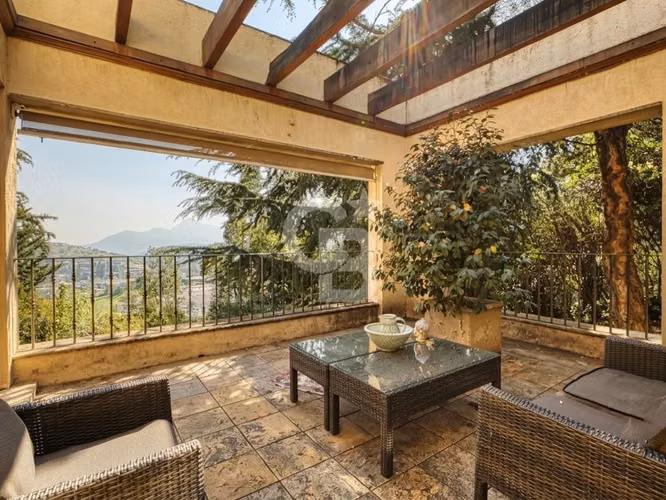 Venta Valle Escondido casa de gran categoría con vista CBG