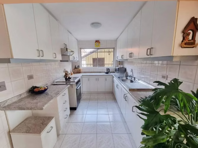 VENDE amplia casa en Bosques de Montemar, Concón.