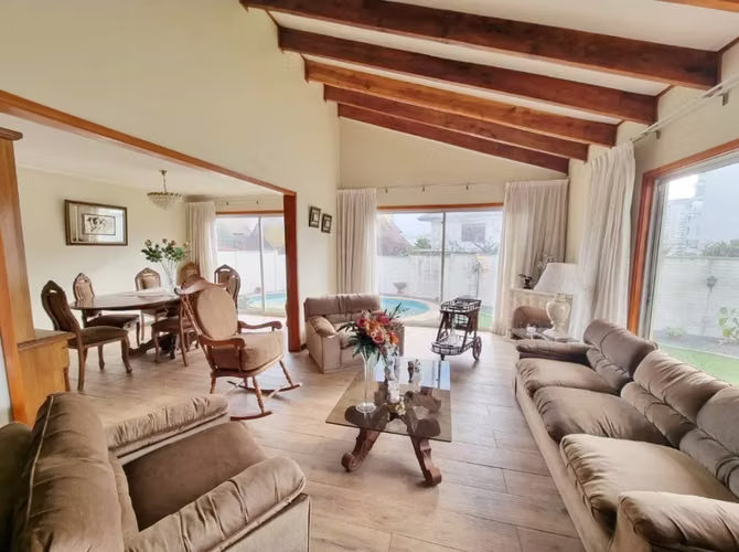 VENDE amplia casa en Bosques de Montemar, Concón.
