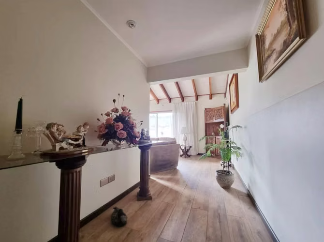 VENDE amplia casa en Bosques de Montemar, Concón.