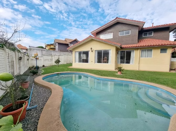 VENDE amplia casa en Bosques de Montemar, Concón.